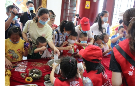 20余名小記者齊聚漢方神農(nóng)中醫(yī)館，探秘端午民俗里的中醫(yī)藥文化！